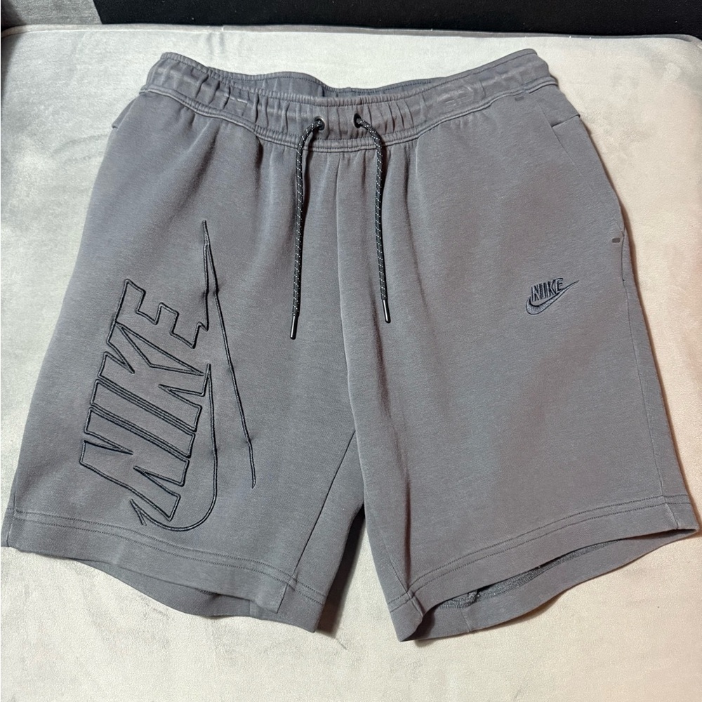 Nike Tech Fleece Shorts Dark Grey Embroidered
Nike Swoosh Logo